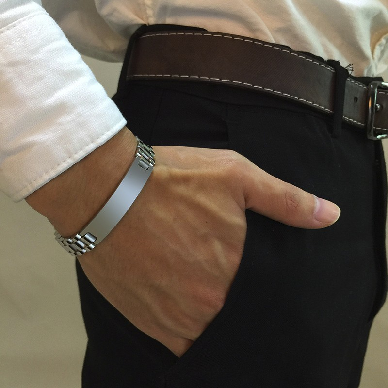 Herren Edelstahl Armband mit eigenem Namen Personalisiertes Herrenarmband Wunschtext Gravur