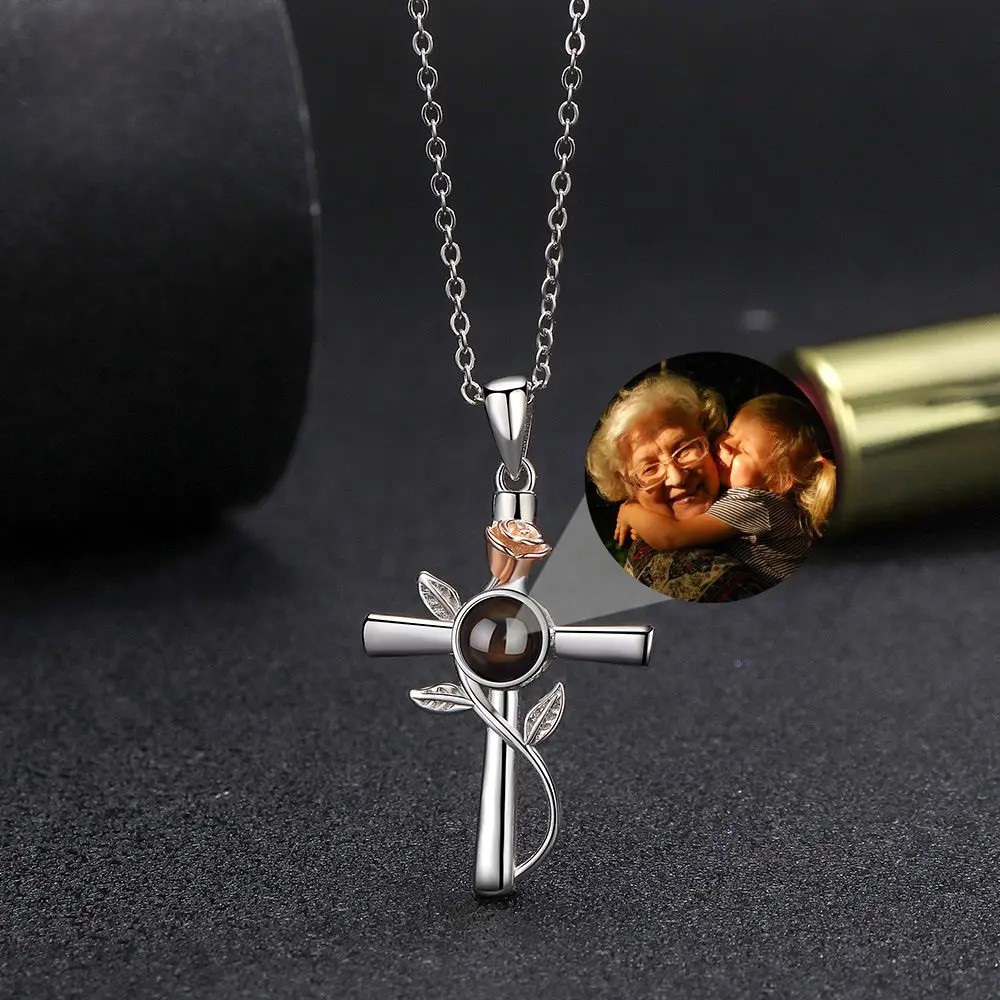 Projektions-Halskette Kreuz & Rose aus 925er Sterling Silber – personalisiert mit Foto