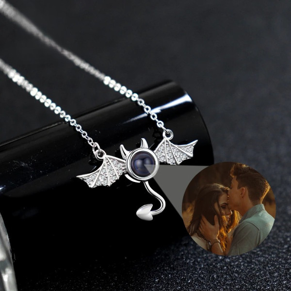 Fledermaus-Halskette mit Fotoprojektion aus 925er Sterling Silber – personalisiert mit eigenem Bild