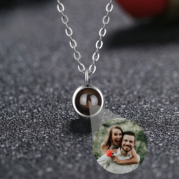 Halskette mit Fotoprojektion – personalisiert mit eigenem Bild im Inneren