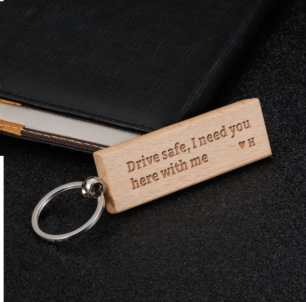 Personalisierter Schlüsselanhänger aus Holz mit Gravur - Textgravur